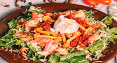 Салат с беконом и яйцом пашот