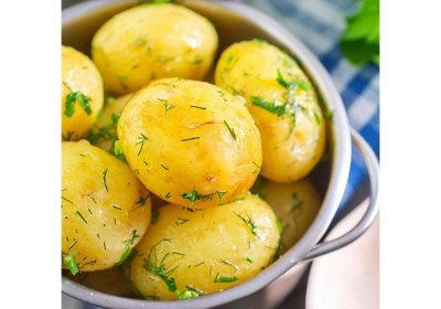 Отварной картофель с маслом и зеленью