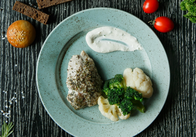 Куриная грудка на пару в пергаменте с прованскими травами и овощами на пару